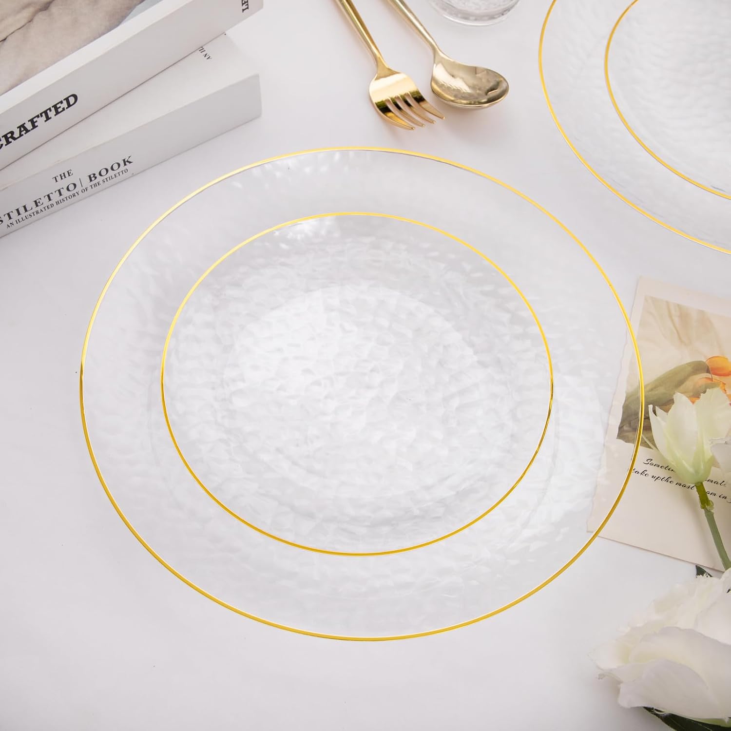 Rubtlamp 60Pcs Clear Plastic Plates with Gold Rim